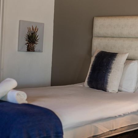 Out Of Africa Guesthouse Otjiwarongo Buitenkant foto