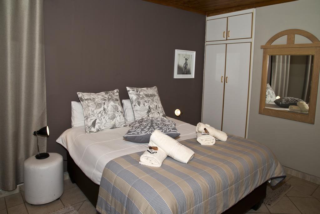 Out Of Africa Guesthouse Otjiwarongo Buitenkant foto