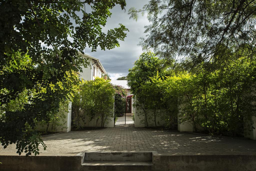 Out Of Africa Guesthouse Otjiwarongo Buitenkant foto
