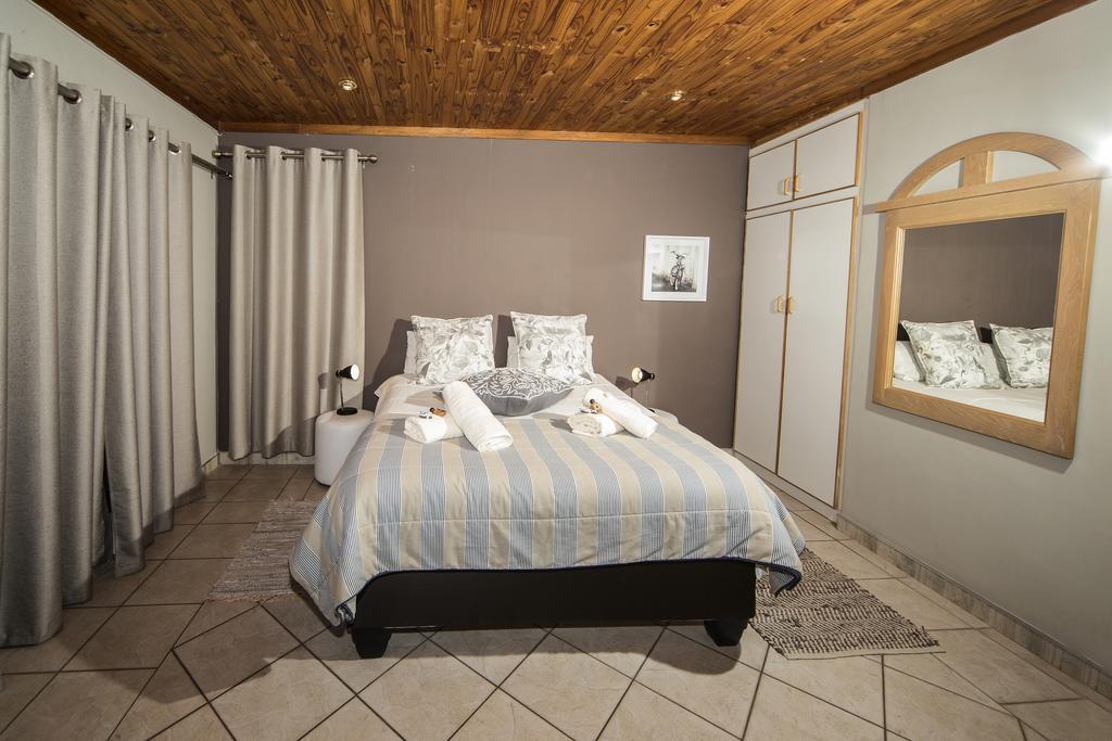 Out Of Africa Guesthouse Otjiwarongo Buitenkant foto