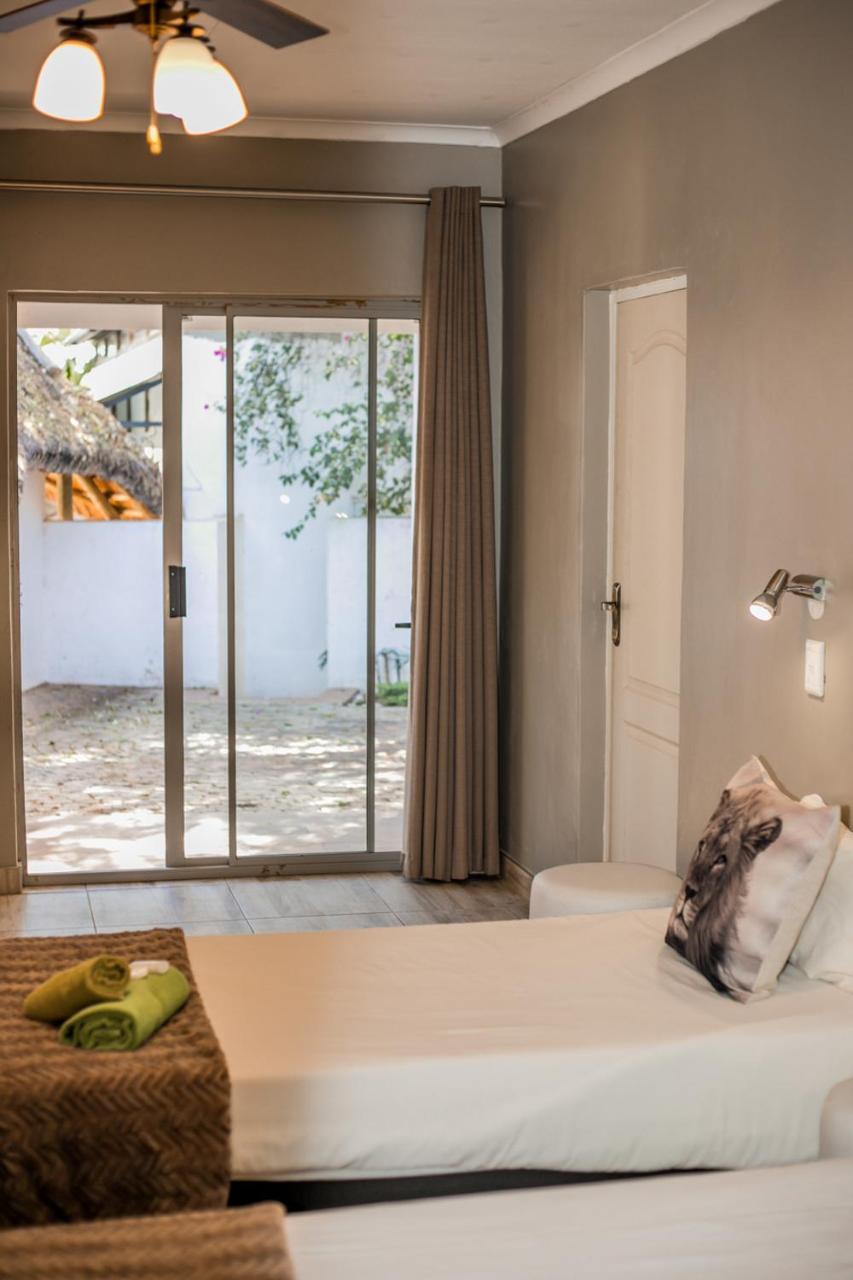 Out Of Africa Guesthouse Otjiwarongo Buitenkant foto