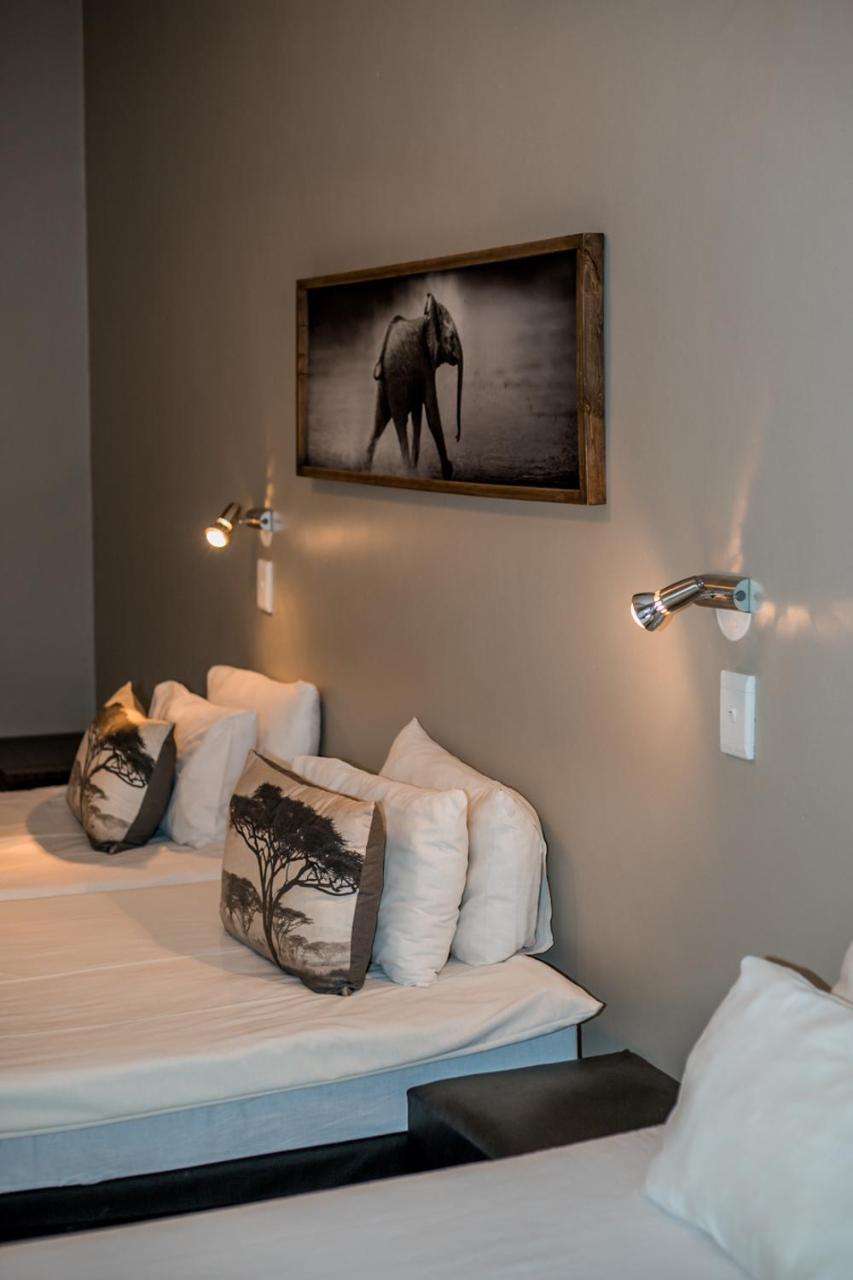 Out Of Africa Guesthouse Otjiwarongo Buitenkant foto